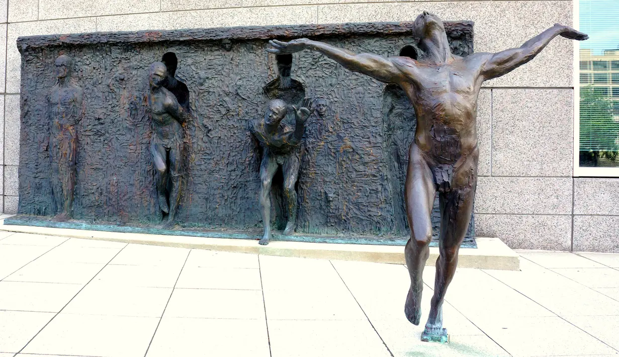 Patung yang diberi nama 'Break Through From Your Mold' ini terletak di ruang publik sebelah gedung bertingkat Philadelphia, Pennsylvania, AS. Di mana menggambarkan seseorang yang berusaha keluar dari sebuah cetakan tanah liat. (huffingtonpost.com)