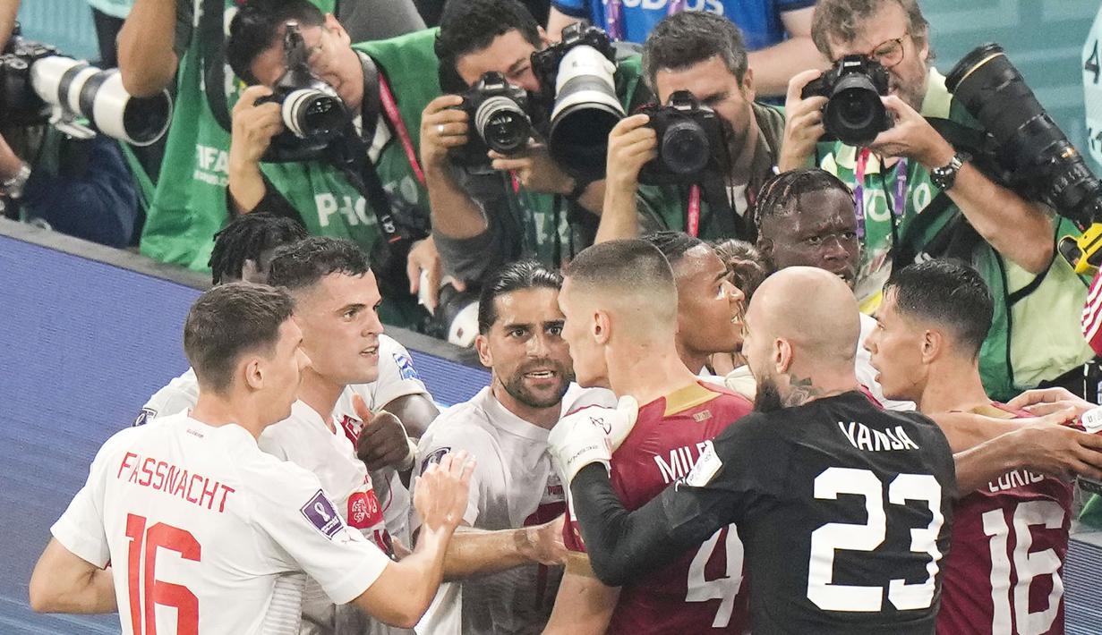 Swiss harus bekerja keras menundukkan Serbia di matchday 3 Grup G Piala Dunia 2022, Sabtu (3/12/2022). (AP/Luca Bruno)