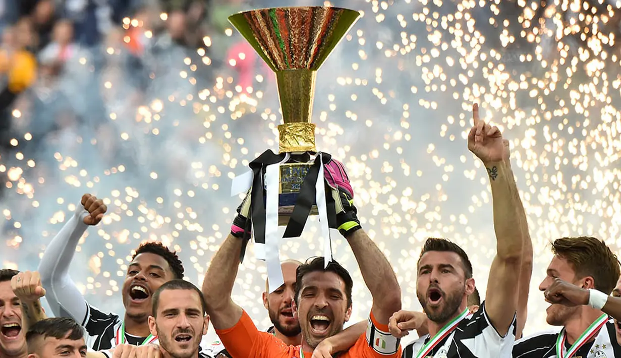 Kiper yag juga kapten Juventus, Gianluigi Buffon, mengangkat piala Serie A Italia yang disambut teriakan para rekan setimnya. (AFP/Giuseppe Cacace) 