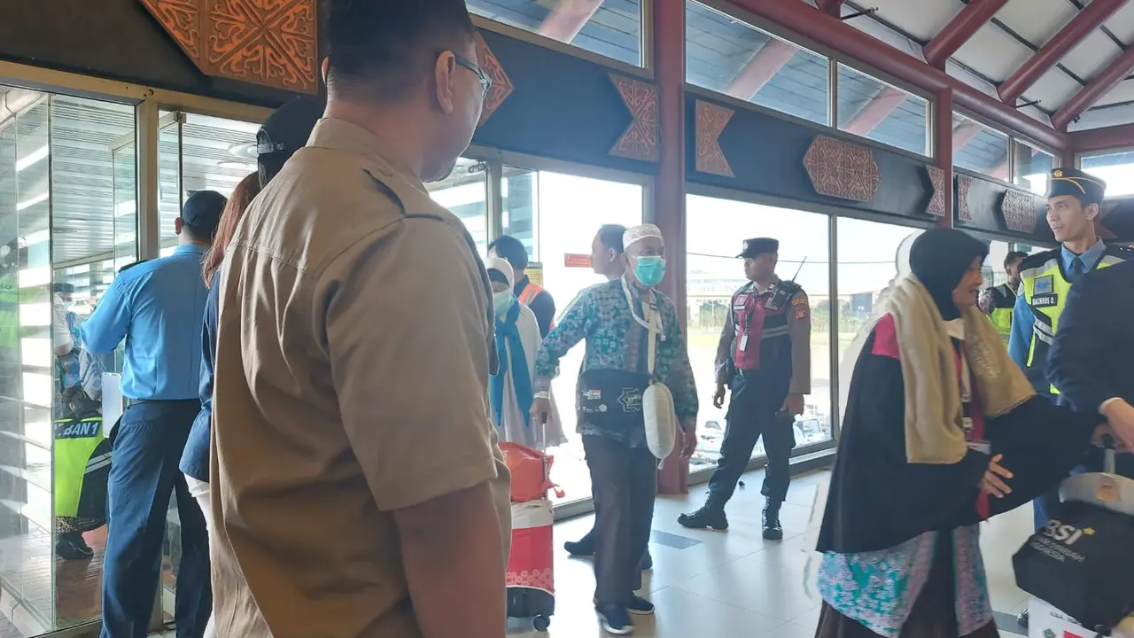 Jemaah haji Indonesia kloter pertama tiba di Bandara Soekarno Hatta, Selasa (4/7/2023).