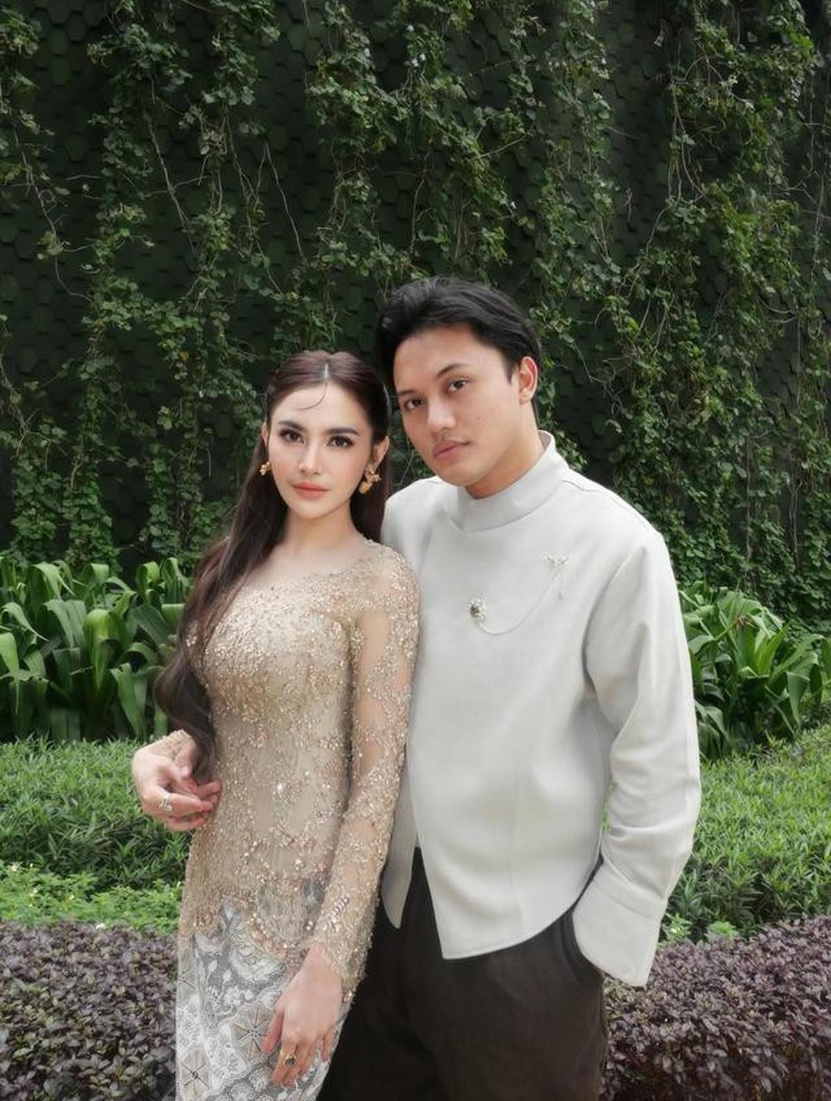 5 Model Kebaya Mahalini di Pernikahan Ranggaz Laksmana, Warna Champagne yang Elegan