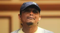 Asisten pelatih Arema Cronus, Kuncoro, tertidur saat Arema mengadakan pawai juara Torabika Bhayangkara Cup 2016. Hal itu membuat para pemain Arema tertawa terbahak-bahak.