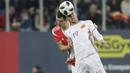 Aksi pemain Spanyol, Rodrigo (kanan) berduel dengan pemain Rusia, Viktor Vasin pada laga persahabatan di St.Petersburg, Russia, (14/11/2017). Spanyol bermain imbang 3-3 lawan Rusia. (AP/Dmitri Lovetsky)