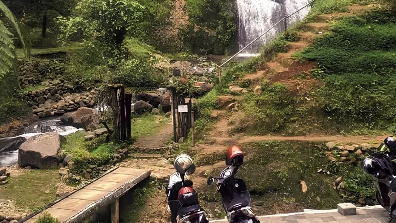 Keindahan Curug Gorobog di Sumedang, Jalurnya Berhiaskan Perbukitan Hijau dan Air Terjunnya Tingkat Tiga