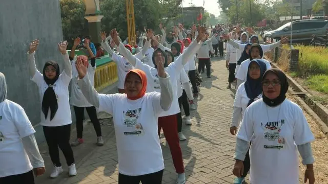 Arzeti Bilbinan melakukan senam bersama dengan ibu-ibu di Sidoarjo.