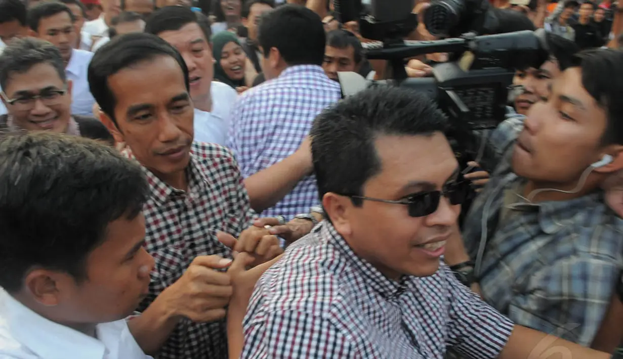 Ratusan massa terlihat memadati tempat Jokowi mendeklrasikan kemenangan Pilpres versi hitung cepat, Jakarta, Rabu (9/7/14). (Liputan6.com/Herman Zakharia)