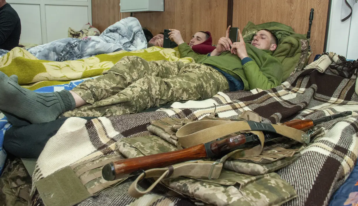 Prajurit Ukraina beristirahat di Kharkiv, pada 22 Maret 2022. Perang Rusia yang tak henti-hentinya di Ukraina memaksa lebih banyak pengungsi untuk meninggalkan rumah mereka. (AP Photo/Andrew Marienko)