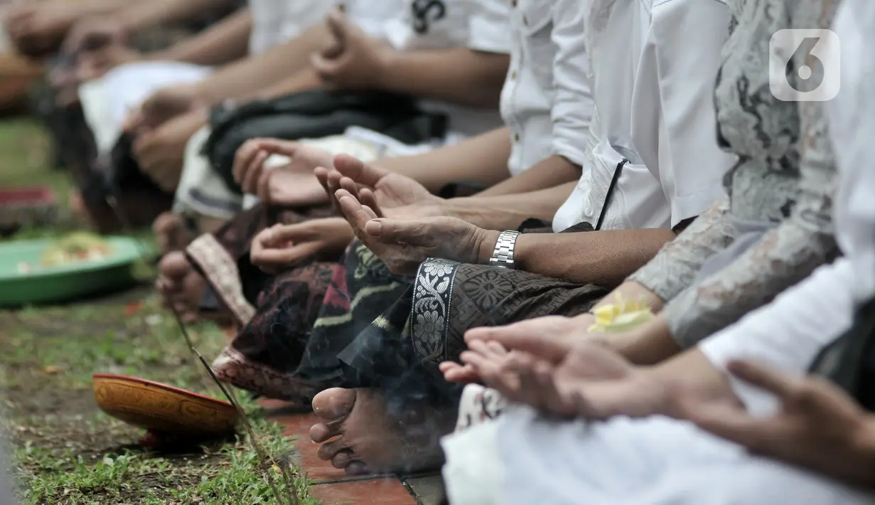 Umat Hindu menggelar persembahyangan Hari Raya Galungan di Pura Aditya Jaya, Rawamangun, Jakarta, Rabu (19/2/2020). Hari Raya Galungan yang dirayakan umat Hindu setiap 210 hari itu merupakan perayaan kemenangan Dharma atau kebenaran melawan Adharma atau kejahatan. (merdeka.com/Iqbal S Nugroho)