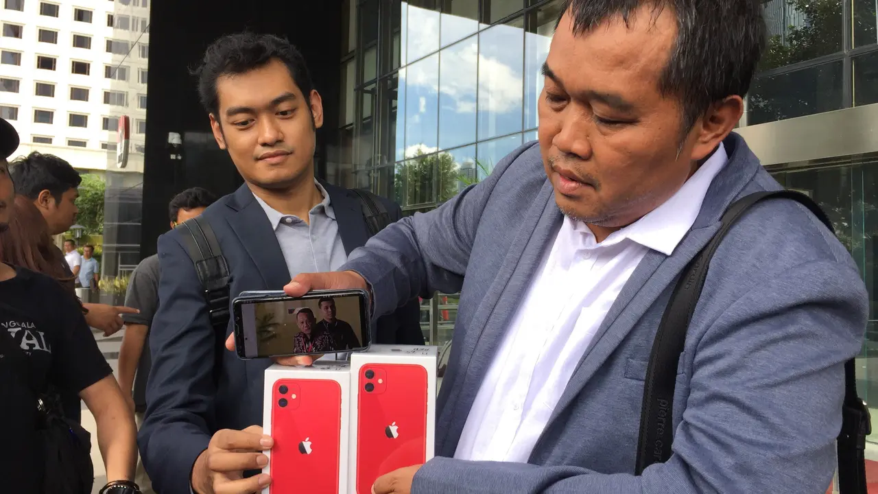 Koordinator Masyarakat Antikorupsi Indonesia (MAKI) Boyamin Saiman mendatangi Gedung Merah Putih