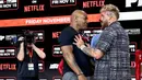 Mike Tyson dan Jake Paul bahkan terlihat saling dorong saat momen faceoff. (AFP/Roy Rochlin)