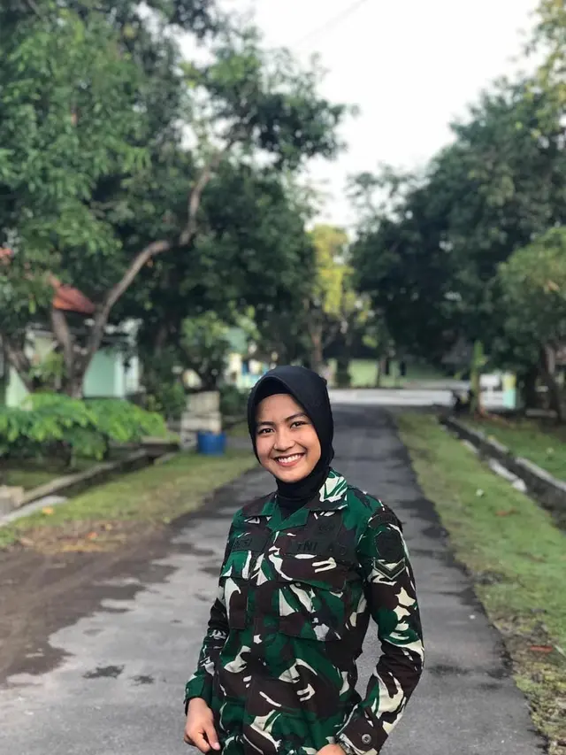 Potret Terbaru Desi Setiasari Anak Tukang Ojek jadi Kowad TNI. (Sumber: Instagram/desistsr)