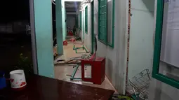 Kerusakan yang disebabkan ratusan pecandu narkoba di pusat rehabilitasi narkoba di Dong Nai, Vietnam, Senin (24/10). Lebih dari 500 pecandu narkoba kabur menjebol dinding dan merusak jendela menggunakan tongkat serta alat pemadam kebakaran. (STR/AFP)