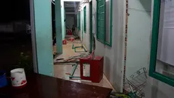 Kerusakan yang disebabkan ratusan pecandu narkoba di pusat rehabilitasi narkoba di Dong Nai, Vietnam, Senin (24/10). Lebih dari 500 pecandu narkoba kabur menjebol dinding dan merusak jendela menggunakan tongkat serta alat pemadam kebakaran. (STR/AFP)