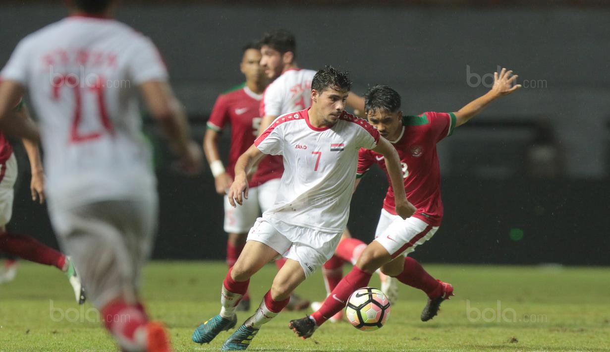 Pemain Timnas Indonesia U-23, M.Arfan (kanan) menutup pergerakan pemain Suriah U-23 pada laga persahabatan di Stadion Wibawa Mukti, Bekasi, Rabu (16/11/2017). Indonesia kalah 2-3. (Bola.com/NIcklas Hanoatubun)