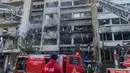 Petugas pemadam kebakaran menggunakan tangga udara untuk mencari orang yang terperangkap di dalam bangunan yang rusak menyusul ledakan di pusat kota Athena, Rabu (26/1/2022).  Ledakan juga menghancurkan etalase toko terdekat di bagian sibuk kota. Athena tengah. (AP Photo/Derek Gatopoulos)