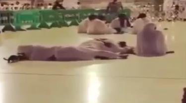 Kucing Bangunkan Orang Tidur Di Masjid Untuk Salat Berjamaah Lifestyle Fimela Com