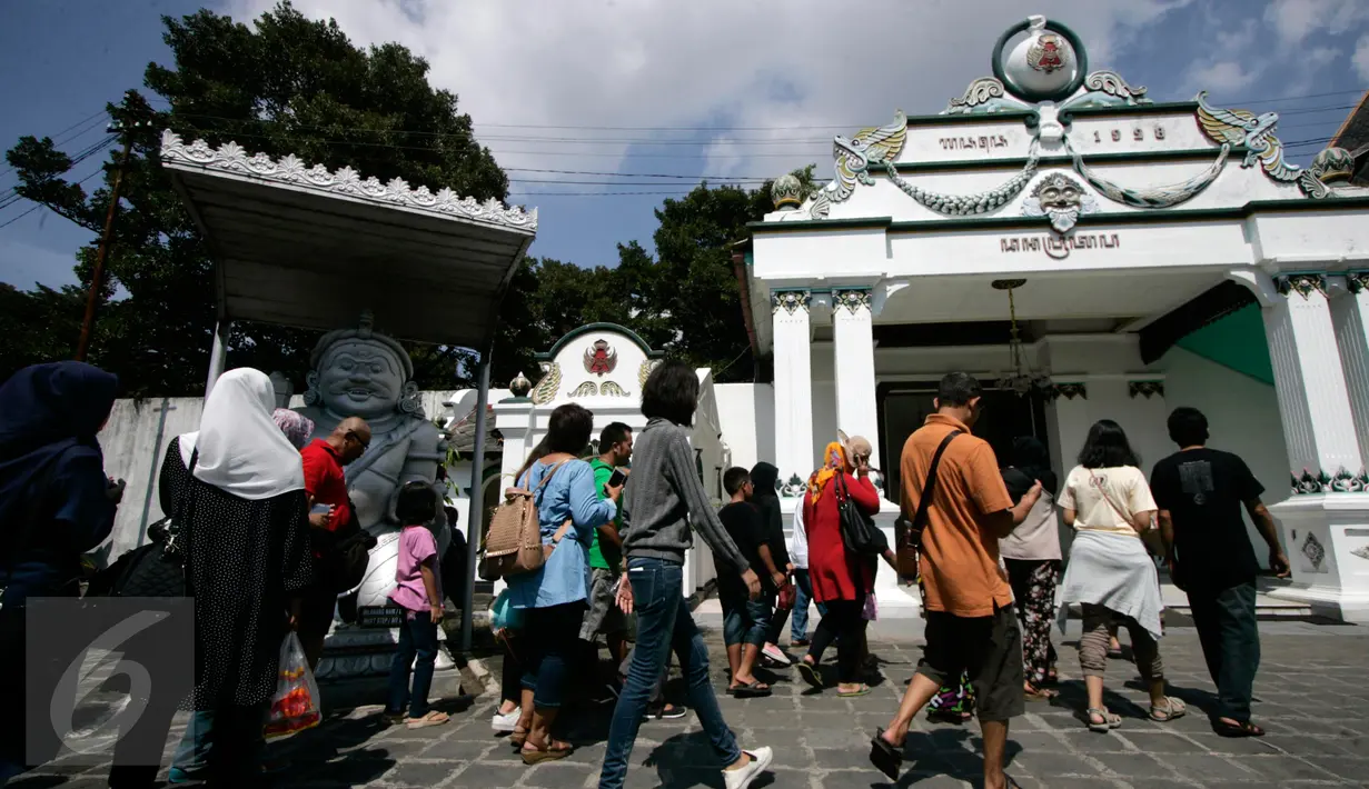 Wisatawan mengunjungi keraton kesultanan Yogyakarta,(10/7).Kunjungan wisata mengalami lonjakan menjelang liburan akhir lebaran .(Boy Harjanto)