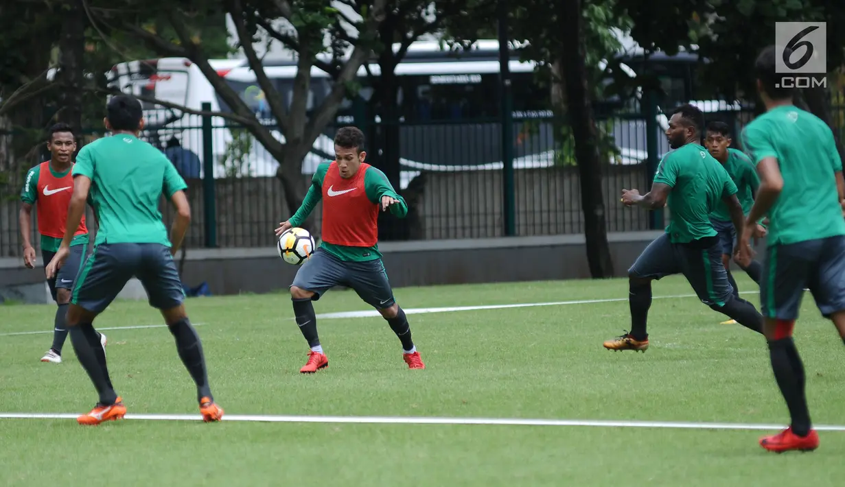 Pemain Timnas Indonesia U-23, Egy Maulana Vikry (tengah) mengontrol bola saat latihan di Senayan, Jakarta, Selasa (20/2). Jelang Asian Games 2018, pemain Timnas Indonesia U-23 kembali melakukan pemusatan latihan. (Liputan6.com/Helmi Fithriansyah)