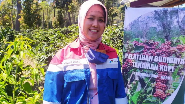 Juru Bicara PGE Area Karaha Asmaul Husna menunjukan area [erkebunan kopi di kaki gunung Talaga Bodas, Kecamatan Pangatikan, Garut, Jawa Barat.