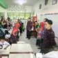 Wapres terpilih 2024-2029, Gibran Rakabuming Raka ditemani mantan Gubernur Jawa Timur Khofifah Indar Parawansa meninjau langsung uji coba program makan siang gratis atau makan bergizi gratis di Surabaya. (Foto: Istimewa)