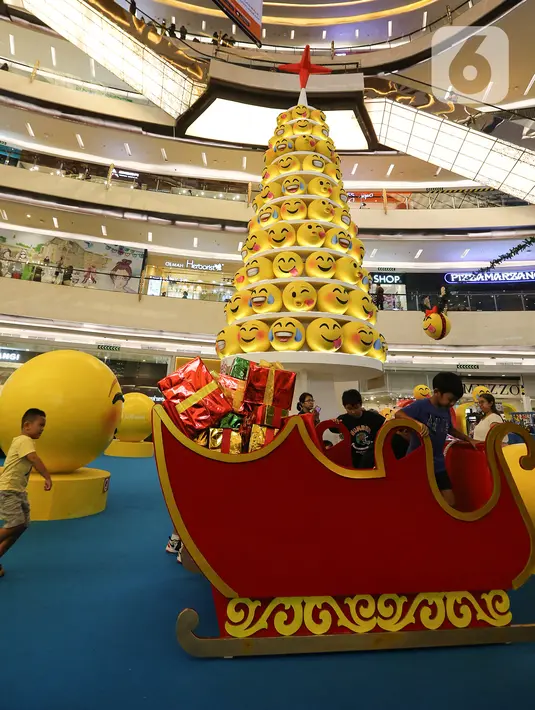 Pohon Natal dengan konsep Joypixels Emoji menghiasi atrium Lippo Mall Kemang,  Jakarta Sabtu (14/12/2019). Pohon yang terdiri atas 200 Joypixels Emoji mengajak keluarga merasakan pengalaman pada liburan natal dan tahun baru. (Liputan6.com/Fery Pradolo)