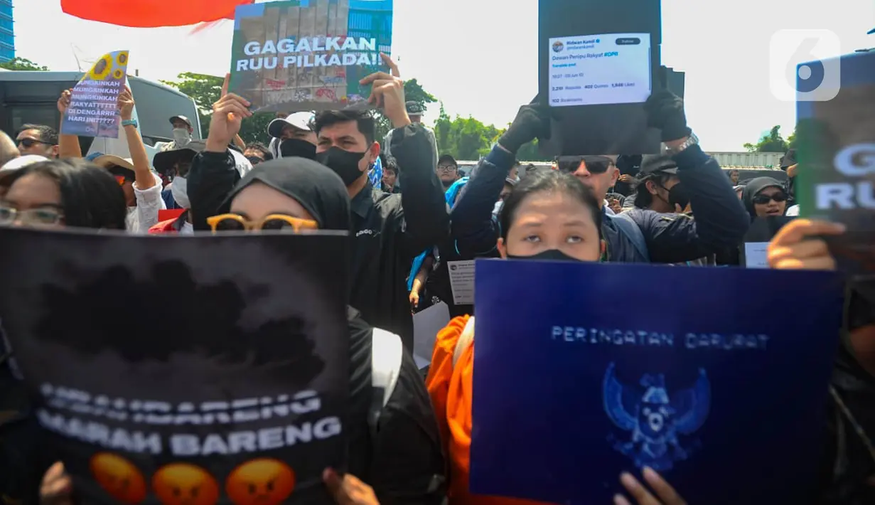 Demo ini bagian dari gerakan 'peringatan darurat Indonesia' yang viral di media sosial setelah DPR bermanuver mengabaikan putusan MK. (merdeka.com/Arie Basuki)