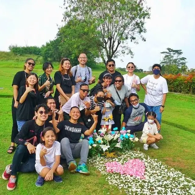 7 Momen Joanna Alexandra Bersama Anak Ziarah Ke Makam Raditya Oloan, Penuh Haru