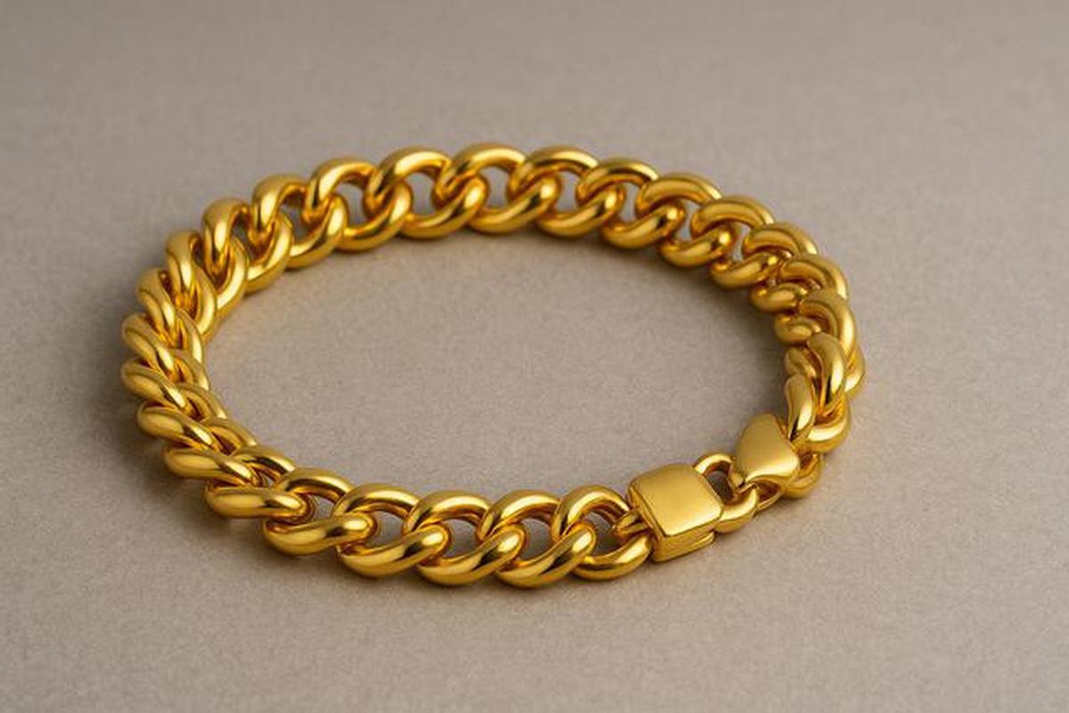 8 Inspirasi Gelang Emas Polos 24K, Fashion Item yang Enggak Pernah Ketinggalan Zaman