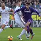 Aksi penyerang Fiorentina, Giovanni Simeone saat bertarung dengan bek AC Milan, Leonardo Bonucci. (Maurizio Degl'Innnocenti/ANSA via AP)