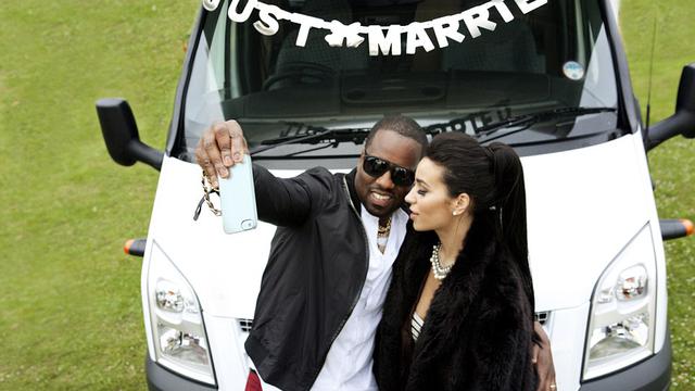 Mesranya Bulan Madu Kim Kadharsian di Mobil Karavan