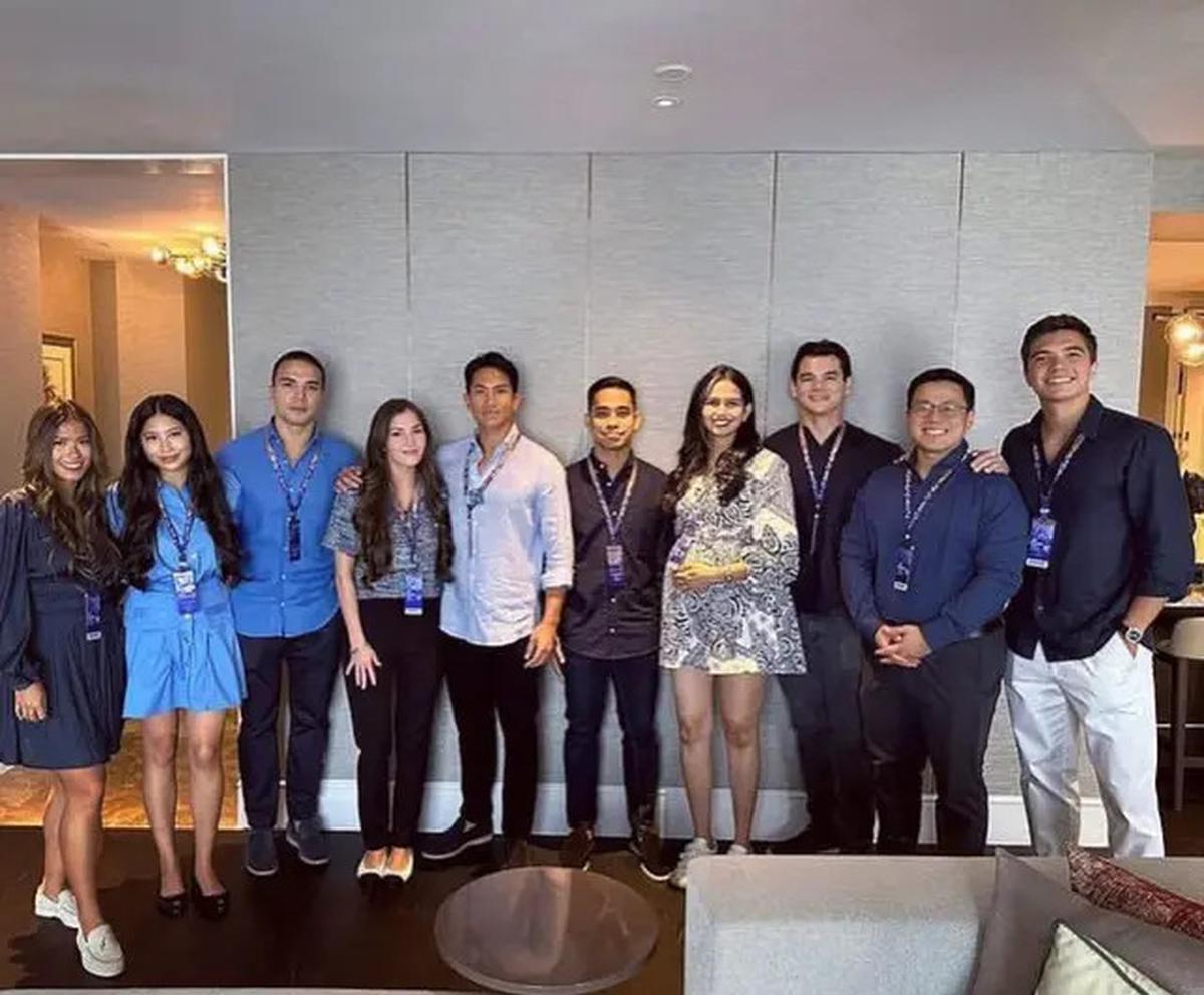 Serasi dengan outfit nuansa biru