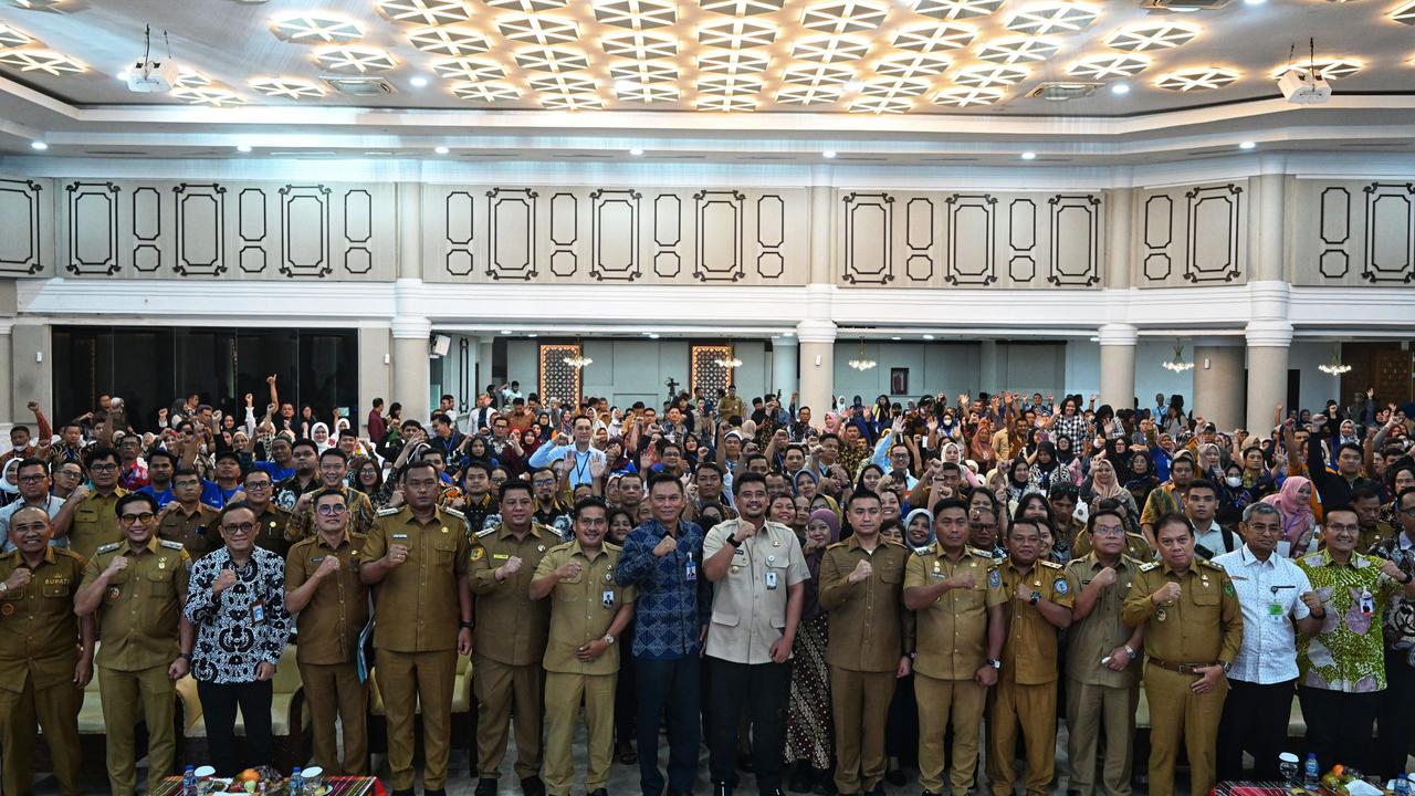 Gubernur Sumut Bobby Nasution saat menghadiri Akad Massal 800.000 KUR dan KPP
