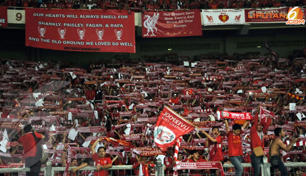 Fans membentangkan syal secara bersamaan untuk memberikan dukungan kepada Liverpool yang berlaga di Stadion GBK, Jakarta. (Liputan6.com/Helmi Fithriansyah)