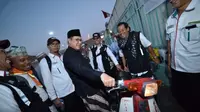 Menteri Agama Lukman Hakim Saifuddin mencoba menunggangi Astuti. (www.kemenag.go.id)