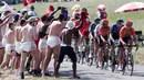 Sejumlah penonton tanpa berpakaian memberikan dukungan kepada peserta balap sepeda Tour de France di Lyon, Minggu (13/9/2020). (AFP/Kenzo Tribouillard)