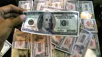 Uang Dolar AS. Unit Pidana Ekonomi Satreskrim Polrestabes Surabaya berhasil mengamankan sejumlah uang Dolar AS senilai miliaran rupiah yang diduga palsu. (ANTARA)