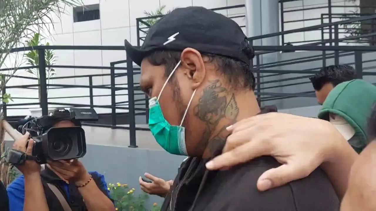 Virgoun digiring polisi keluar dari Gedung Utama Polres Metro Jakarta Barat, Jumat (21/6/2024).