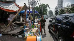 Pedagang bedug melayani pembeli di jalan KH Mas Mansyur, Tanah Abang, Jakarta, Senin (10/6/2021). Menjelang Idul Fitri 1442 H, pedagang bedug di sepanjang jalan itu mulai ramai menjajakan dagangannya dari harga 40 ribu - Rp 2,5 juta tergantung jenis, bahan dan ukuran. (Liputan6.com/Faizal Fanani)