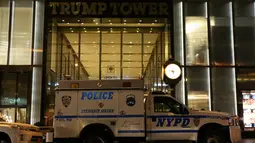 Mobil petugas NYPD terparkir di luar Trump Tower di Manhattan, New York,  untuk melakukan penyelidikan, Kamis (28/4). Sebuah surat yang mengandung serbuk putih mencurigakan dikirimkan untuk bakal calon presiden AS, Donald Trump (REUTERS/Carlo Allegri)