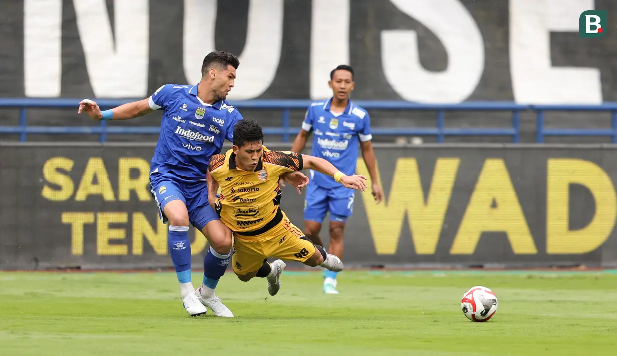 Pemain Persib Bandung, Julio Cesar (kiri) berebut bola dengan pemain Persija Jakarta, Eksel Timothy Joseph Runtukahu dalam laga lanjutan BRI Super League 2025/2026 melawan Persija Jakarta di Stadion Gelora Bandung Lautan Api, Bandung, Minggu (11/01/2026). (Bola.com/Abdul Aziz)