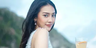 Anya Geraldine kerap menjadi sorotan dalam berbagai hal, salah satunya adalah soal penampilan yang selalu menjadi perhatian publik. Terbaru adalah Anya yang disebut melakukan operasi plastik dan filler bibir.  (Instagram/anyageraldine)