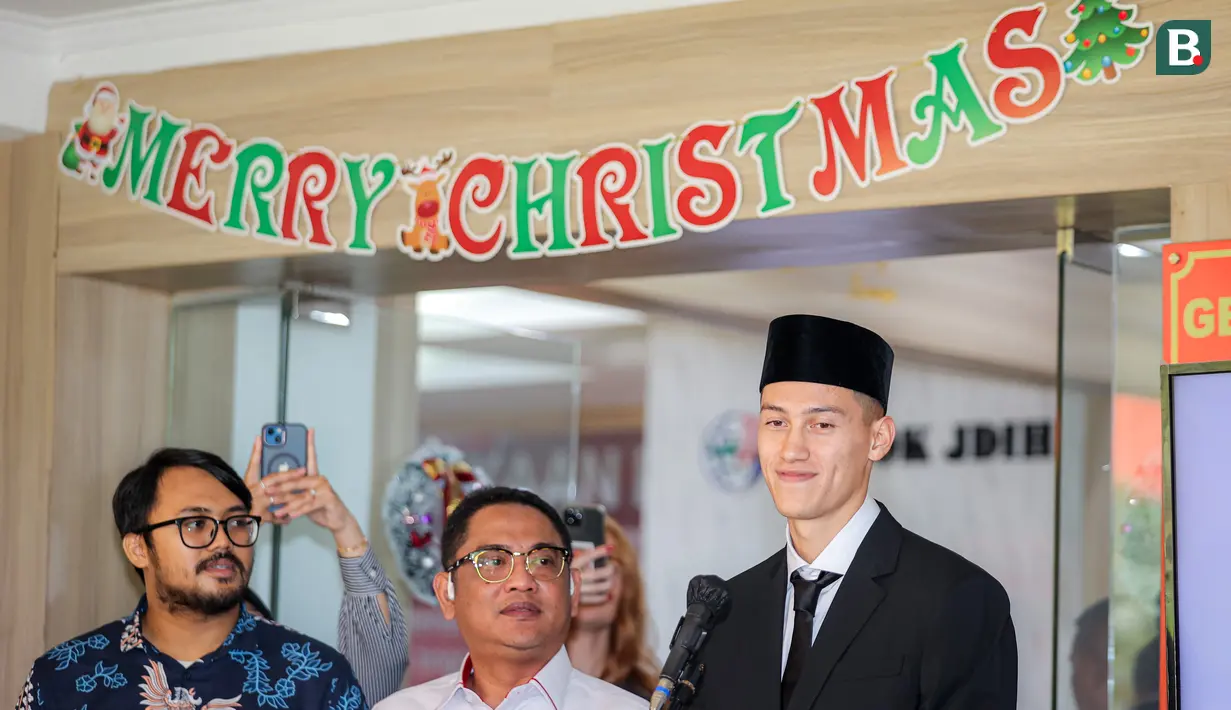<p>Pemain naturalisasi Indonesia, Jay Idzes (kanan) didampingi salah satu anggota exco PSSI, Endri Erawan saat memberikan keterangan kepada media setelah pengambilan sumpah pewarganegaraan sebagai WNI di Kantor Wilayah Kementerian Hukum dan HAM, Cawang, Jakarta Timur, Kamis (28/12/2023). (Bola.com/Bagaskara Lazuardi)</p>