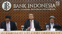 Gubernur Bank Indonesia (BI), Perry Warjiyo (tengah) bersama jajaran saat Rapat Dewan Gubernur di Jakarta, Kamis (21/2). BI kembali menahan suku bunga acuan BI 7-Days Reverse Repo Rate (BI7RRR) di angka 6 persen. (Liputan6.com/Angga Yuniar)