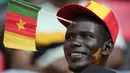 Seorang Suporter Kamerun tersenyum sebelum dimulainya pertandingan sepak bola grup A Piala Afrika 2021 antara Kamerun melawan Burkina Faso di stadion Olembe di Yaounde, Minggu, (9/1/2022). Kamerun untuk kali kedua menjadi tuan rumah Piala Afrika setelah pada 1972. (AP Photo/Themba Hadebe)