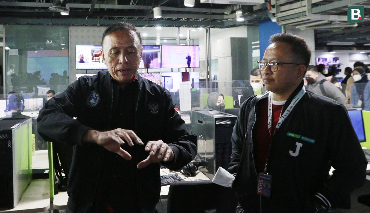 Ketua Umum PSSI, Mochamad Iriawan (kiri) didampingi Editor in Chief Bola.com dan Bola.net, Darojatun saat berkunjung sekaligus wawancara dengan awak media di SCTV Tower, Jakarta, Selasa (1/11/2022). (Bola.com/M Iqbal Ichsan)