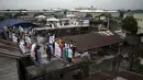 Umat Muslim melaksanakan salat Idul Fitri 1439 H di atap sebuah masjid yang belum selesai di Manila, Filipina (15/6). Umat muslim di seluruh dunia tengah merayakan Hari Raya Idul Fitri 1439 H. (AFP Photo/Noel Celis)