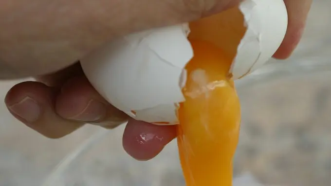 Simak 3 Cara Memecahkan Telur yang Bikin Tambah Keren di Dapur