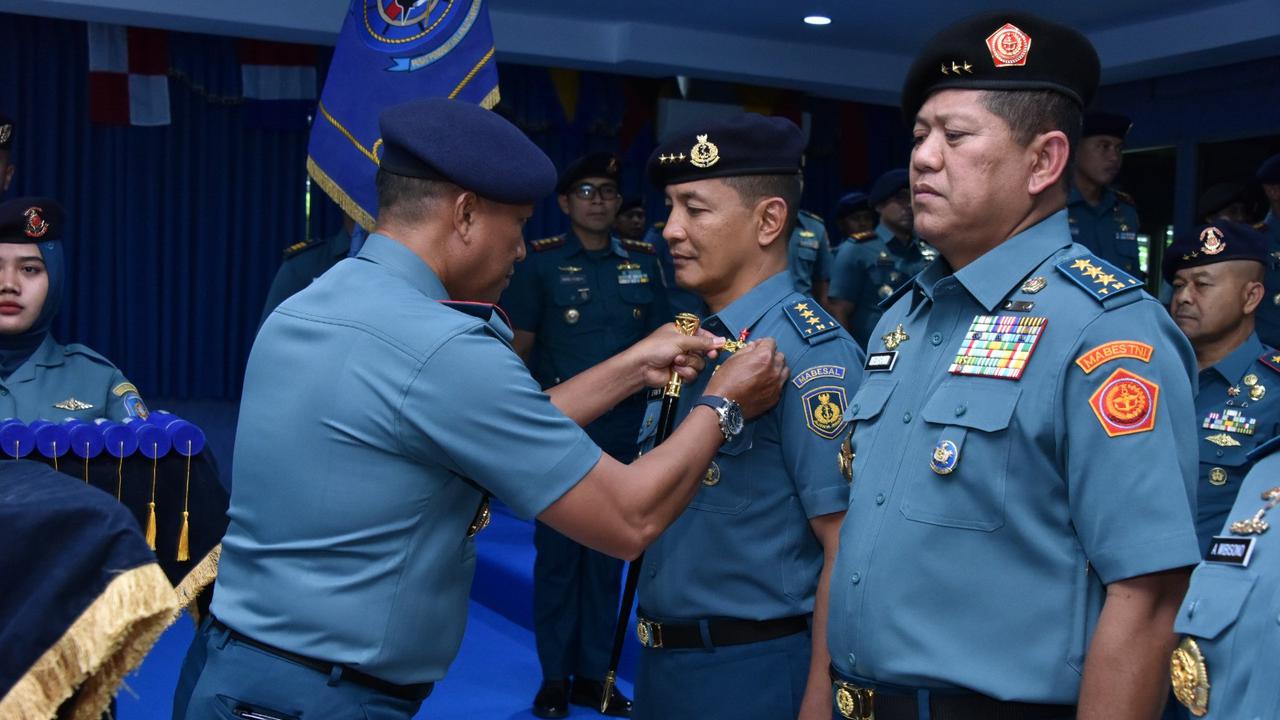 Foto: Brevet Kehormatan Principal Warfare Officer (PWO) di Kodiklatal Surabaya