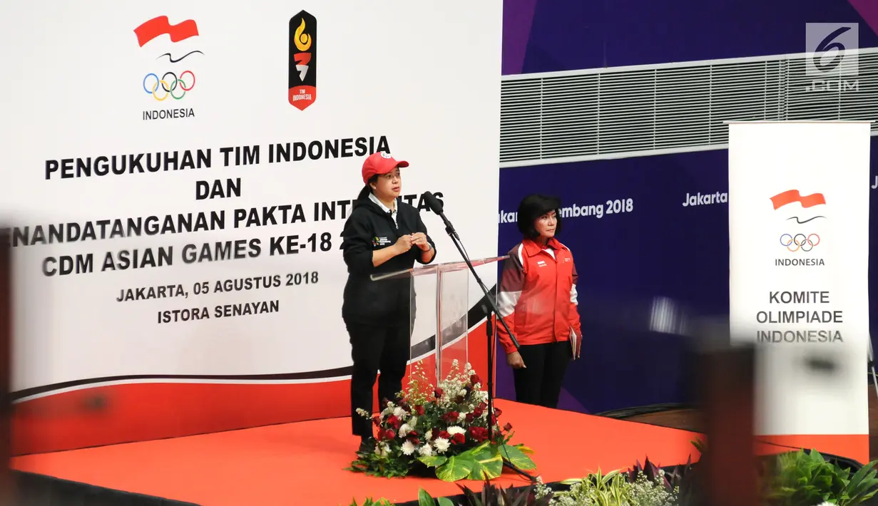 Menko PMK, Puan Maharani memberi sambutan saat upacara pengukuhan di Istora Senayan, Jakarta, Minggu (5/8). Di Asian Games 2018, Indonesia memiliki kekuatan 938 atlet, 365 ofisial, dan 80 headquarter. (Liputan6.com/Helmi Fithriansyah)