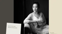 Banyak netizen yang memberikan pujian atas kecantikan yang dipancarkan Ochi Rosdiana di hari bahagianya. Polesan makeup flawless dan rambutnya ditata rapi dengan dicepol, Ochi Rosdiana semakin cantik. Meski fotonya hitam putih, namun foto tersebut sangat apik. Bridal robe yang ia kenakan menjelang hari tersebut menjadi gambaran sempurna tentang betapa istimewanya momen tersebut. (Liputan6.com/IG/@ochi24)
